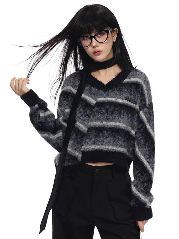 Short sweater with irregular hems