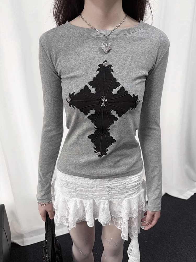 レトロなやせて見える十字架プリントのグレーロンクTシャツ
