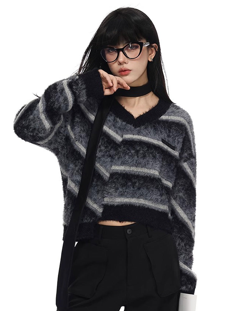 Short sweater with irregular hems