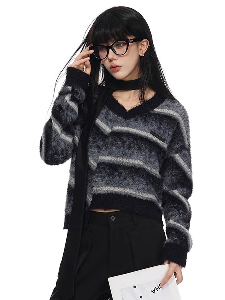 Short sweater with irregular hems