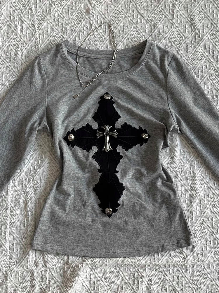 レトロなやせて見える十字架プリントのグレーロンクTシャツ